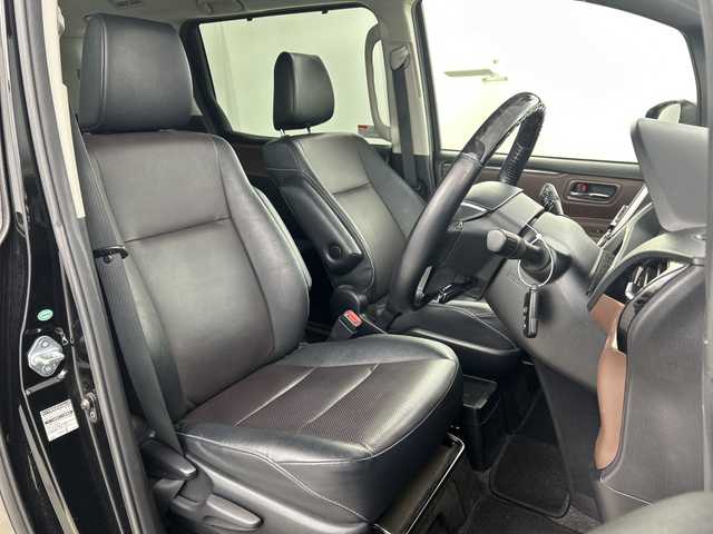 トヨタ エスクァイア ハイブリッド Gi 愛知県 2015(平27)年 6.8万km ブラック 禁煙車/純正9インチナビ/(Bluetooth CD DVD SD FM AM フルセグTV)/ワイヤレス充電/ルーフキャリア/バックカメラ/クルーズコントロール/車両接近通報装置/電動パーキングスイッチ/ビルトインETC/両側パワースライドドア/レザーシート/前席シートヒーター/ナノイー/純正フロアマット/純正15インチアルミホイール/HIDヘッドライト/フロントフォグランプ/Wエアコン/ISO FIX