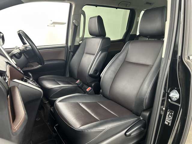 トヨタ エスクァイア ハイブリッド Gi 愛知県 2015(平27)年 6.8万km ブラック 禁煙車/純正9インチナビ/(Bluetooth CD DVD SD FM AM フルセグTV)/ワイヤレス充電/ルーフキャリア/バックカメラ/クルーズコントロール/車両接近通報装置/電動パーキングスイッチ/ビルトインETC/両側パワースライドドア/レザーシート/前席シートヒーター/ナノイー/純正フロアマット/純正15インチアルミホイール/HIDヘッドライト/フロントフォグランプ/Wエアコン/ISO FIX