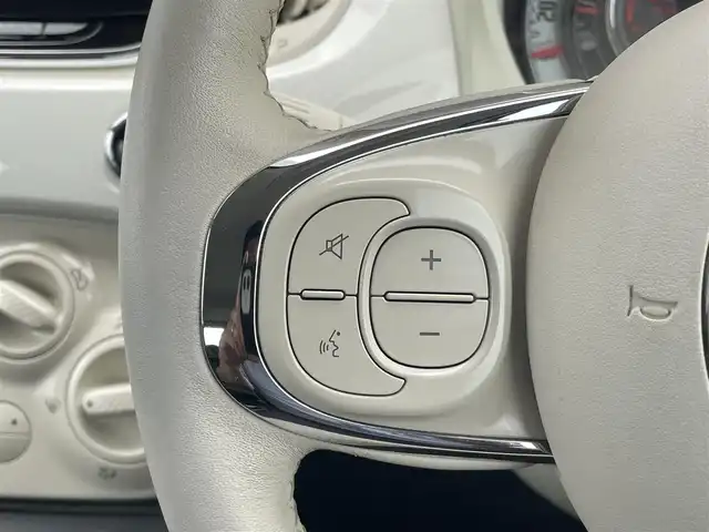 フィアット ５００ 1．2 ポップ 三重県 2016(平28)年 5.2万km ボサノバホワイト 純正ディスプレイオーディオ/Ｂｌｕｅｔｏｏｔｈ接続/ステアリングスイッチ/純正フロアマット/ＡＵＸ接続/ＵＳＢ接続/革巻きステアリング/純正ホイールキャップ/ボサノバホワイト