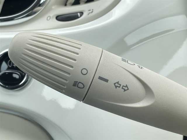 フィアット ５００ 1．2 ポップ 三重県 2016(平28)年 5.2万km ボサノバホワイト 純正ディスプレイオーディオ/Ｂｌｕｅｔｏｏｔｈ接続/ステアリングスイッチ/純正フロアマット/ＡＵＸ接続/ＵＳＢ接続/革巻きステアリング/純正ホイールキャップ/ボサノバホワイト