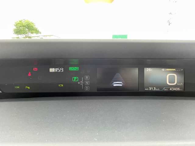 トヨタ プリウス A 静岡県 2019(令1)年 4.4万km アティチュードブラックマイカ ●純正ナビ/(ワンセグ/CD/DVD/Bluetooth)/(NSCN-W68)/●運転席パワーシート/●バックカメラ/●レーダークルーズコントロール/●ブラインドスポットモニター/●衝突被害軽減システム/●レーンキープアシスト/●パーキングアシスト/●前後コーナーセンサー/●LEDライト＆フォグランプ/●オートライト/●オートマチックハイビーム/●革巻きステアリング/●ステアリングスイッチ/●ETC/●前後ドライブレコーダー/●ヘッドアップディスプレイ/●電動格納ウィンカーミラー/●ドアバイザー/●スマートキー/●プッシュスタート/●保証書/●取扱説明書