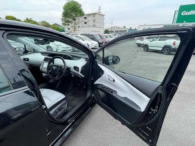 トヨタ プリウス A 静岡県 2019(令1)年 4.4万km アティチュードブラックマイカ ●純正ナビ/(ワンセグ/CD/DVD/Bluetooth)/(NSCN-W68)/●運転席パワーシート/●バックカメラ/●レーダークルーズコントロール/●ブラインドスポットモニター/●衝突被害軽減システム/●レーンキープアシスト/●パーキングアシスト/●前後コーナーセンサー/●LEDライト＆フォグランプ/●オートライト/●オートマチックハイビーム/●革巻きステアリング/●ステアリングスイッチ/●ETC/●前後ドライブレコーダー/●ヘッドアップディスプレイ/●電動格納ウィンカーミラー/●ドアバイザー/●スマートキー/●プッシュスタート/●保証書/●取扱説明書