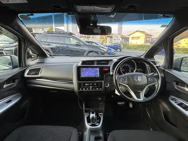 ホンダ フィット ハイブリット Sパッケージ 熊本県 2016(平28)年 6.7万km ティンテッドシルバーM 社外SDナビ(NR-MZ60)/【フルセグTV/SD/CD/DVD/Bluetooth】/バックカメラ/クルーズコントロール/車両接近通報装置/純正16インチアルミホイール/パドルシフト/オートLEDライト/ビルトインETC/横滑り防止装置/盗難防止装置/純正フロアマット/カーテンエアバッグ/プッシュスタート/スマートキー/スペアキー/取扱説明書/保証書