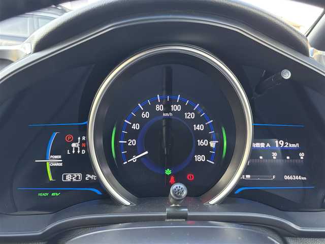 ホンダ フィット ハイブリット Sパッケージ 熊本県 2016(平28)年 6.7万km ティンテッドシルバーM 社外SDナビ(NR-MZ60)/【フルセグTV/SD/CD/DVD/Bluetooth】/バックカメラ/クルーズコントロール/車両接近通報装置/純正16インチアルミホイール/パドルシフト/オートLEDライト/ビルトインETC/横滑り防止装置/盗難防止装置/純正フロアマット/カーテンエアバッグ/プッシュスタート/スマートキー/スペアキー/取扱説明書/保証書