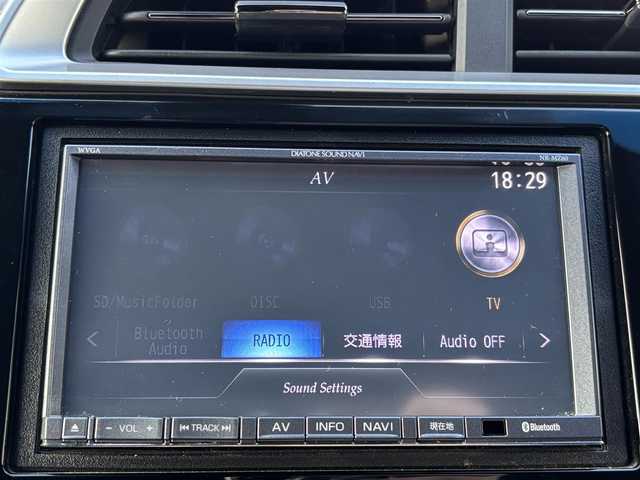 ホンダ フィット ハイブリット Sパッケージ 熊本県 2016(平28)年 6.7万km ティンテッドシルバーM 社外SDナビ(NR-MZ60)/【フルセグTV/SD/CD/DVD/Bluetooth】/バックカメラ/クルーズコントロール/車両接近通報装置/純正16インチアルミホイール/パドルシフト/オートLEDライト/ビルトインETC/横滑り防止装置/盗難防止装置/純正フロアマット/カーテンエアバッグ/プッシュスタート/スマートキー/スペアキー/取扱説明書/保証書