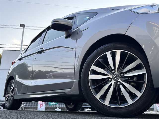 ホンダ フィット ハイブリット Sパッケージ 熊本県 2016(平28)年 6.7万km ティンテッドシルバーM 社外SDナビ(NR-MZ60)/【フルセグTV/SD/CD/DVD/Bluetooth】/バックカメラ/クルーズコントロール/車両接近通報装置/純正16インチアルミホイール/パドルシフト/オートLEDライト/ビルトインETC/横滑り防止装置/盗難防止装置/純正フロアマット/カーテンエアバッグ/プッシュスタート/スマートキー/スペアキー/取扱説明書/保証書