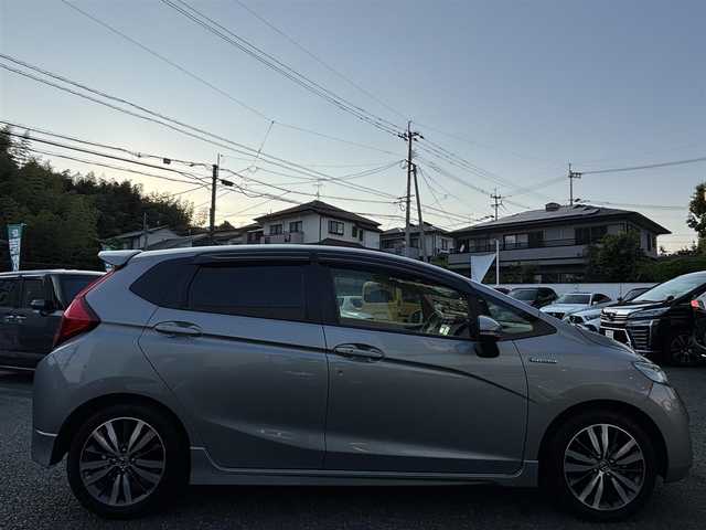 ホンダ フィット ハイブリット Sパッケージ 熊本県 2016(平28)年 6.7万km ティンテッドシルバーM 社外SDナビ(NR-MZ60)/【フルセグTV/SD/CD/DVD/Bluetooth】/バックカメラ/クルーズコントロール/車両接近通報装置/純正16インチアルミホイール/パドルシフト/オートLEDライト/ビルトインETC/横滑り防止装置/盗難防止装置/純正フロアマット/カーテンエアバッグ/プッシュスタート/スマートキー/スペアキー/取扱説明書/保証書