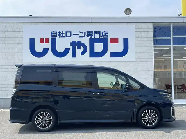 トヨタ ヴォクシー ZS 佐賀県 2014(平26)年 14.7万km ブラッキッシュアゲハガラスフレーク こちらは現金またはオートローンご利用時の価格です。/自社ローンご希望の方は別途その旨お申付け下さい/・外色:ブラキッシュアゲハガラスフレーク/・７人乗り/・両側電動スライド　/・純正ＳＤナビ/ＢＴオーディオ/フルセグ/ＤＶＤ/ＣＤ　/・社外ドラレコ　/・ＧＰＳレーダー　/・バックカメラ　/・ビルトインＥＴＣ