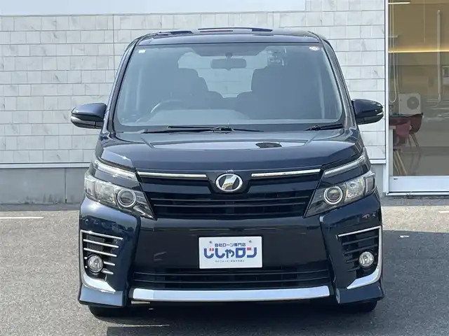 トヨタ ヴォクシー ZS 佐賀県 2014(平26)年 14.7万km ブラッキッシュアゲハガラスフレーク こちらは現金またはオートローンご利用時の価格です。/自社ローンご希望の方は別途その旨お申付け下さい/・外色:ブラキッシュアゲハガラスフレーク/・７人乗り/・両側電動スライド　/・純正ＳＤナビ/ＢＴオーディオ/フルセグ/ＤＶＤ/ＣＤ　/・社外ドラレコ　/・ＧＰＳレーダー　/・バックカメラ　/・ビルトインＥＴＣ