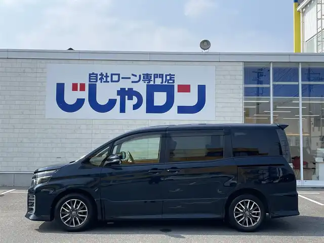 トヨタ ヴォクシー ZS 佐賀県 2014(平26)年 14.7万km ブラッキッシュアゲハガラスフレーク こちらは現金またはオートローンご利用時の価格です。/自社ローンご希望の方は別途その旨お申付け下さい/・外色:ブラキッシュアゲハガラスフレーク/・７人乗り/・両側電動スライド　/・純正ＳＤナビ/ＢＴオーディオ/フルセグ/ＤＶＤ/ＣＤ　/・社外ドラレコ　/・ＧＰＳレーダー　/・バックカメラ　/・ビルトインＥＴＣ