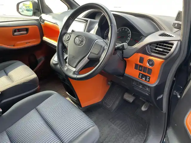 トヨタ ヴォクシー ZS 佐賀県 2014(平26)年 14.7万km ブラッキッシュアゲハガラスフレーク こちらは現金またはオートローンご利用時の価格です。/自社ローンご希望の方は別途その旨お申付け下さい/・外色:ブラキッシュアゲハガラスフレーク/・７人乗り/・両側電動スライド　/・純正ＳＤナビ/ＢＴオーディオ/フルセグ/ＤＶＤ/ＣＤ　/・社外ドラレコ　/・ＧＰＳレーダー　/・バックカメラ　/・ビルトインＥＴＣ