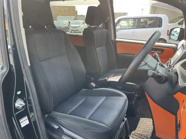 トヨタ ヴォクシー ZS 佐賀県 2014(平26)年 14.7万km ブラッキッシュアゲハガラスフレーク こちらは現金またはオートローンご利用時の価格です。/自社ローンご希望の方は別途その旨お申付け下さい/・外色:ブラキッシュアゲハガラスフレーク/・７人乗り/・両側電動スライド　/・純正ＳＤナビ/ＢＴオーディオ/フルセグ/ＤＶＤ/ＣＤ　/・社外ドラレコ　/・ＧＰＳレーダー　/・バックカメラ　/・ビルトインＥＴＣ