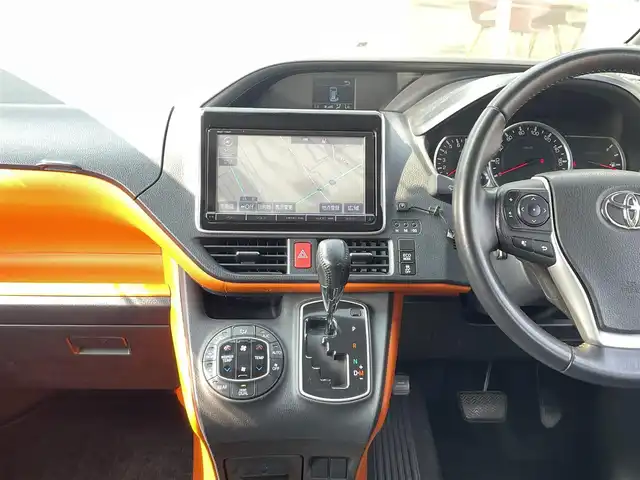 トヨタ ヴォクシー ZS 佐賀県 2014(平26)年 14.7万km ブラッキッシュアゲハガラスフレーク こちらは現金またはオートローンご利用時の価格です。/自社ローンご希望の方は別途その旨お申付け下さい/・外色:ブラキッシュアゲハガラスフレーク/・７人乗り/・両側電動スライド　/・純正ＳＤナビ/ＢＴオーディオ/フルセグ/ＤＶＤ/ＣＤ　/・社外ドラレコ　/・ＧＰＳレーダー　/・バックカメラ　/・ビルトインＥＴＣ