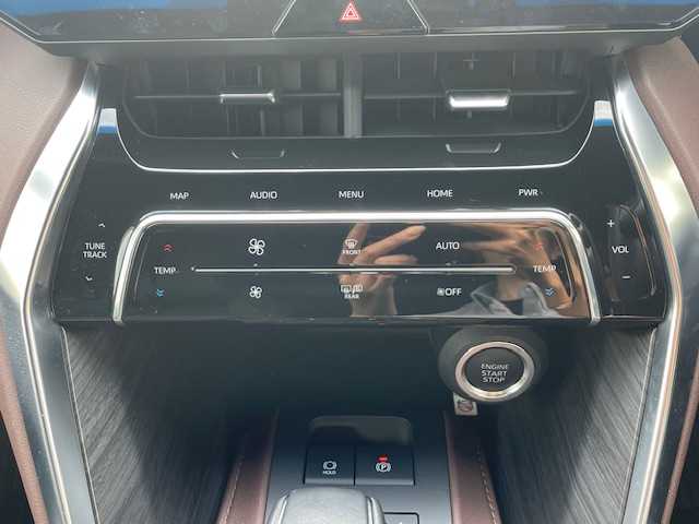 トヨタ ハリアー Z レザーパッケージ 静岡県 2020(令2)年 3.3万km プレシャスブラックパール ●JBL１２．３インチ純正ディスプレイオーディオ(ナビ付）/(フルセグ/Bluetooth)/●レザーシート/●前席パワーシート(運転席シートメモリー付き）/●前席シートヒーター/●前席エアシート/●全方位カメラ/●レーダークルーズコントロール/●ブラインドスポットモニター/●衝突被害軽減システム/●レーンキープアシスト/●前後コーナーセンサー/●電動パーキングブレーキ/●オートブレーキホールド/●LEDライト/●オートライト/●オートマチックハイビーム/●革巻きステアリング/●電動チルトアンドテレスコピック/●ステアリングヒーター/●ステアリングスイッチ/●ETC2.0/●デジタルインナーミラー/●電動リアゲート/●電動格納ウィンカーミラー/●純正フロアマット/●スマートキー/●プッシュスタート/●ドアバイザー/●純正19インチアルミホイール/●W＋サイド＋カーテンSRS＋ABS