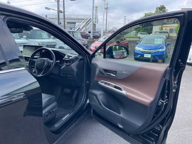 トヨタ ハリアー Z レザーパッケージ 静岡県 2020(令2)年 3.3万km プレシャスブラックパール ●JBL１２．３インチ純正ディスプレイオーディオ(ナビ付）/(フルセグ/Bluetooth)/●レザーシート/●前席パワーシート(運転席シートメモリー付き）/●前席シートヒーター/●前席エアシート/●全方位カメラ/●レーダークルーズコントロール/●ブラインドスポットモニター/●衝突被害軽減システム/●レーンキープアシスト/●前後コーナーセンサー/●電動パーキングブレーキ/●オートブレーキホールド/●LEDライト/●オートライト/●オートマチックハイビーム/●革巻きステアリング/●電動チルトアンドテレスコピック/●ステアリングヒーター/●ステアリングスイッチ/●ETC2.0/●デジタルインナーミラー/●電動リアゲート/●電動格納ウィンカーミラー/●純正フロアマット/●スマートキー/●プッシュスタート/●ドアバイザー/●純正19インチアルミホイール/●W＋サイド＋カーテンSRS＋ABS