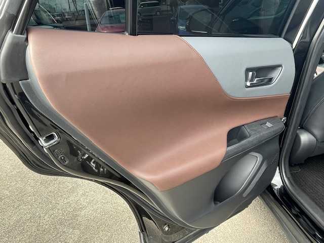 トヨタ ハリアー Z レザーパッケージ 静岡県 2020(令2)年 3.3万km プレシャスブラックパール ●JBL１２．３インチ純正ディスプレイオーディオ(ナビ付）/(フルセグ/Bluetooth)/●レザーシート/●前席パワーシート(運転席シートメモリー付き）/●前席シートヒーター/●前席エアシート/●全方位カメラ/●レーダークルーズコントロール/●ブラインドスポットモニター/●衝突被害軽減システム/●レーンキープアシスト/●前後コーナーセンサー/●電動パーキングブレーキ/●オートブレーキホールド/●LEDライト/●オートライト/●オートマチックハイビーム/●革巻きステアリング/●電動チルトアンドテレスコピック/●ステアリングヒーター/●ステアリングスイッチ/●ETC2.0/●デジタルインナーミラー/●電動リアゲート/●電動格納ウィンカーミラー/●純正フロアマット/●スマートキー/●プッシュスタート/●ドアバイザー/●純正19インチアルミホイール/●W＋サイド＋カーテンSRS＋ABS