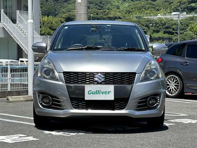 スズキ スイフト スポーツ 長崎県 2013(平25)年 5.1万km プレミアムシルバーメタリック 社外HDDナビ(FM/AM/BT/CD/DVD)/プッシュスタート/スマートキー/スペアキー(1本)/追従機能無しクルーズコントロール/ETC/バックカメラ/MTモード付AT/パドルシフト/ステアリングリモコン/前方ドラレコ/MonsterSport マフラー/ペダルカバー/フロアマット/純正17インチアルミホイール/ABS/ESP/オートライト/SRSダブルエアバッグ/フォグランプスイッチ/取扱説明書/保証書/記録簿/ナビ取扱説明書