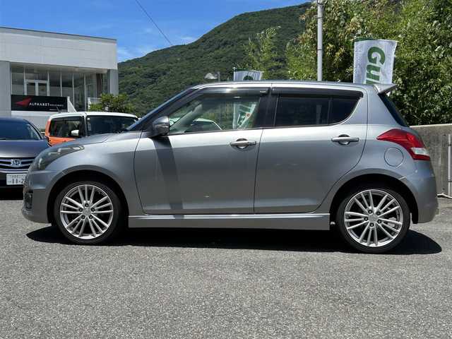 スズキ スイフト スポーツ 長崎県 2013(平25)年 5.1万km プレミアムシルバーメタリック 社外HDDナビ(FM/AM/BT/CD/DVD)/プッシュスタート/スマートキー/スペアキー(1本)/追従機能無しクルーズコントロール/ETC/バックカメラ/MTモード付AT/パドルシフト/ステアリングリモコン/前方ドラレコ/MonsterSport マフラー/ペダルカバー/フロアマット/純正17インチアルミホイール/ABS/ESP/オートライト/SRSダブルエアバッグ/フォグランプスイッチ/取扱説明書/保証書/記録簿/ナビ取扱説明書