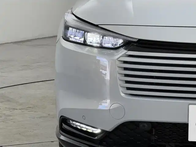 ホンダ ヴェゼル ハイブリッド e:HEV Z PLaYパッケージ 福岡県 2025(令7)年 0.1千km パール 登録済未使用車/純正９型ナビ　/バックカメラ　/置くだけ充電　/ビルトインＥＴＣ２．０　/衝突軽減　/レーンキープ　/ＢＳＷ　/アクセル踏み間違い防止　/ヒルディセントコントロール　/パワーバックドア　/純正１８インチＡＷ　/ＬＥＤライト