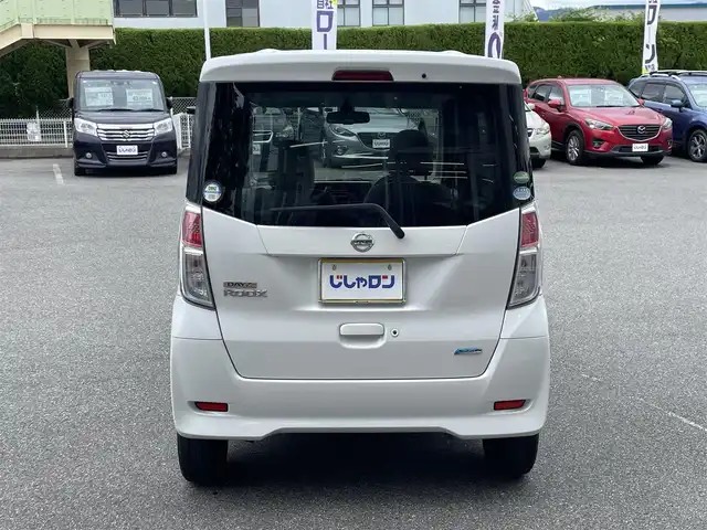 日産 デイズ ルークス X 山梨県 2015(平27)年 9万km ホワイトパール (株)IDOMが運営する【じしゃロン甲府店】の自社ローン専用車両になります。/こちらは現金またはオートローンご利用時の価格です。自社ローンご希望の方は別途その旨お申付け下さい/エマージェンシーブレーキ/両側パワースライドドア/スマートキー２個/純正メモリナビ・フルセグＴＶ/ＣＤ・ＤＶＤ・ＳＤ・ＢＴオーディオ/アラウンドビューモニター/保証書・取説書・ナビ説書