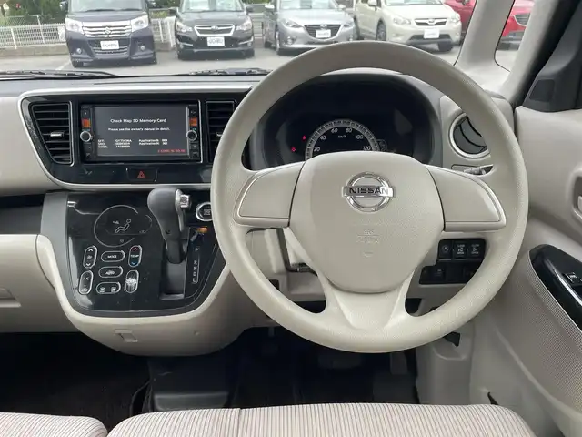 日産 デイズ ルークス X 山梨県 2015(平27)年 9万km ホワイトパール (株)IDOMが運営する【じしゃロン甲府店】の自社ローン専用車両になります。/こちらは現金またはオートローンご利用時の価格です。自社ローンご希望の方は別途その旨お申付け下さい/エマージェンシーブレーキ/両側パワースライドドア/スマートキー２個/純正メモリナビ・フルセグＴＶ/ＣＤ・ＤＶＤ・ＳＤ・ＢＴオーディオ/アラウンドビューモニター/保証書・取説書・ナビ説書