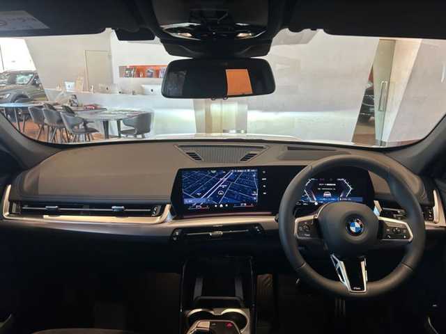 ＢＭＷ ＢＭＷ Ｘ１ xDrive 20d Mスポーツ 道央・札幌 2025(令7)年 0.1千km ミネラルホワイト ドライビングアシストプロフェッショナル/　・ACC/　・ステアリングアシスト/　・レーンキープアシスト/　・レーンチェンジウォーニング/　・レーンチェンジアシスト/　・クロストラフィックウォーニング/ヘッドアップディスプレイ/パーキングアシストプラス/　・360°カメラ/　・アクティブPDC/　・パーキングアシスト/　・リモート3Dビュー/　・リバースアシスト/ハーフレザーシート/シートヒーター/ワイヤレスチャージング/アダプティブLEDヘッドライト/ハイビームアシスト/オートマチックテールゲート