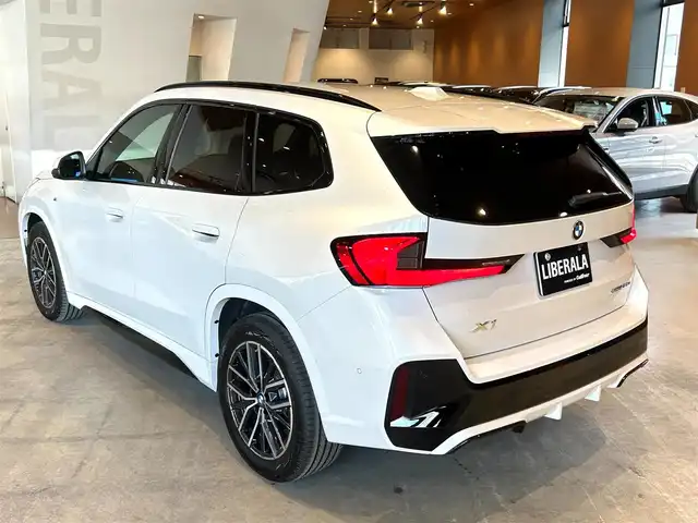 ＢＭＷ ＢＭＷ Ｘ１ xDrive 20d Mスポーツ 道央・札幌 2025(令7)年 0.1千km ミネラルホワイト ドライビングアシストプロフェッショナル/　・ACC/　・ステアリングアシスト/　・レーンキープアシスト/　・レーンチェンジウォーニング/　・レーンチェンジアシスト/　・クロストラフィックウォーニング/ヘッドアップディスプレイ/パーキングアシストプラス/　・360°カメラ/　・アクティブPDC/　・パーキングアシスト/　・リモート3Dビュー/　・リバースアシスト/ハーフレザーシート/シートヒーター/ワイヤレスチャージング/アダプティブLEDヘッドライト/ハイビームアシスト/オートマチックテールゲート