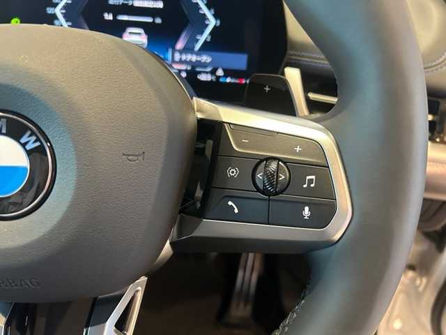 ＢＭＷ ＢＭＷ Ｘ１ xDrive 20d Mスポーツ 道央・札幌 2025(令7)年 0.1千km ミネラルホワイト ドライビングアシストプロフェッショナル/　・ACC/　・ステアリングアシスト/　・レーンキープアシスト/　・レーンチェンジウォーニング/　・レーンチェンジアシスト/　・クロストラフィックウォーニング/ヘッドアップディスプレイ/パーキングアシストプラス/　・360°カメラ/　・アクティブPDC/　・パーキングアシスト/　・リモート3Dビュー/　・リバースアシスト/ハーフレザーシート/シートヒーター/ワイヤレスチャージング/アダプティブLEDヘッドライト/ハイビームアシスト/オートマチックテールゲート