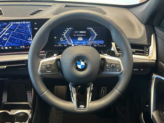 ＢＭＷ ＢＭＷ Ｘ１ xDrive 20d Mスポーツ 道央・札幌 2025(令7)年 0.1千km ミネラルホワイト ドライビングアシストプロフェッショナル/　・ACC/　・ステアリングアシスト/　・レーンキープアシスト/　・レーンチェンジウォーニング/　・レーンチェンジアシスト/　・クロストラフィックウォーニング/ヘッドアップディスプレイ/パーキングアシストプラス/　・360°カメラ/　・アクティブPDC/　・パーキングアシスト/　・リモート3Dビュー/　・リバースアシスト/ハーフレザーシート/シートヒーター/ワイヤレスチャージング/アダプティブLEDヘッドライト/ハイビームアシスト/オートマチックテールゲート
