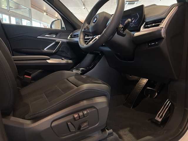 ＢＭＷ ＢＭＷ Ｘ１ xDrive 20d Mスポーツ 道央・札幌 2025(令7)年 0.1千km ミネラルホワイト ドライビングアシストプロフェッショナル/　・ACC/　・ステアリングアシスト/　・レーンキープアシスト/　・レーンチェンジウォーニング/　・レーンチェンジアシスト/　・クロストラフィックウォーニング/ヘッドアップディスプレイ/パーキングアシストプラス/　・360°カメラ/　・アクティブPDC/　・パーキングアシスト/　・リモート3Dビュー/　・リバースアシスト/ハーフレザーシート/シートヒーター/ワイヤレスチャージング/アダプティブLEDヘッドライト/ハイビームアシスト/オートマチックテールゲート