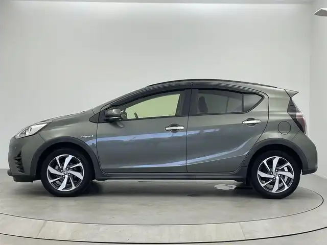 トヨタ アクア クロスオーバー グラム 大阪府 2020(令2)年 7万km オリーブマイカM Panasonic ストラーダ　7インチSDナビ（CN-RE06WD）/・バックカメラ/・フルセグテレビ/・CD/DVD/・AM/FM/・Bluetooth/プリクラッシュセーフティー/クリアランスソナー/レーンディパーチャーアラート/LEDヘッドライト/・オートライト/ハーフレザーシート/・シートヒーター（運転席/助手席）/純正フロアマット/720°ドライブレコーダー/ETC/プッシュスタート/スマートキー
