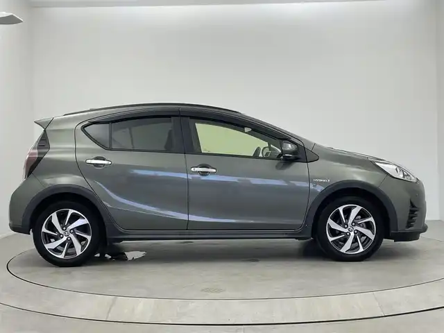 トヨタ アクア クロスオーバー グラム 大阪府 2020(令2)年 7万km オリーブマイカM Panasonic ストラーダ　7インチSDナビ（CN-RE06WD）/・バックカメラ/・フルセグテレビ/・CD/DVD/・AM/FM/・Bluetooth/プリクラッシュセーフティー/クリアランスソナー/レーンディパーチャーアラート/LEDヘッドライト/・オートライト/ハーフレザーシート/・シートヒーター（運転席/助手席）/純正フロアマット/720°ドライブレコーダー/ETC/プッシュスタート/スマートキー