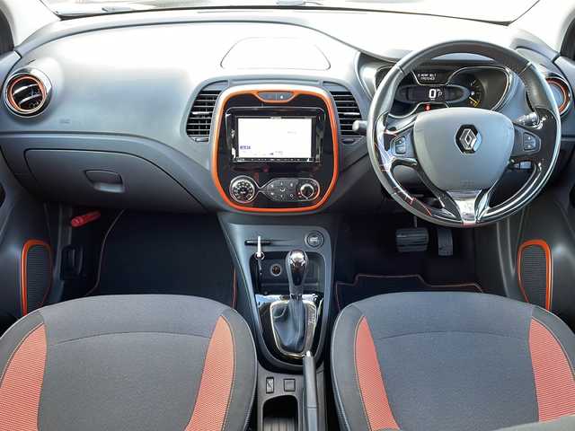 ルノー キャプチャー ルシヨン 徳島県 2014(平26)年 4.7万km 黒Ⅱ 社外メモリナビ/(BT/ワンセグTV/AM/FM/CD/DVD)/クルーズコントロール/バックカメラ/コーナーセンサー/ハロゲンヘッドライト/オートライト/ETC/ステアリングスイッチ/電動格納ミラー/純正17インチアルミホイール/純正フロアマット/プッシュスタート/～カラーコード～/2トーン/ノワールエトワールM: GNE/オランジュルシヨンM: ENZ