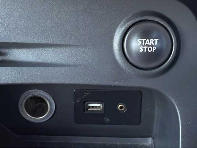 ルノー キャプチャー ルシヨン 徳島県 2014(平26)年 4.7万km 黒Ⅱ 社外メモリナビ/(BT/ワンセグTV/AM/FM/CD/DVD)/クルーズコントロール/バックカメラ/コーナーセンサー/ハロゲンヘッドライト/オートライト/ETC/ステアリングスイッチ/電動格納ミラー/純正17インチアルミホイール/純正フロアマット/プッシュスタート/～カラーコード～/2トーン/ノワールエトワールM: GNE/オランジュルシヨンM: ENZ