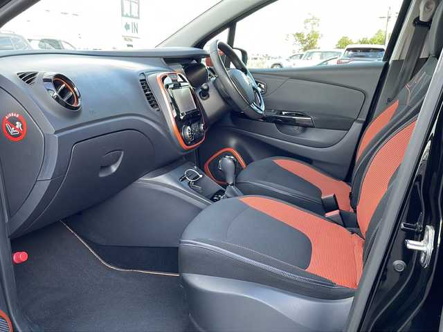 ルノー キャプチャー ルシヨン 徳島県 2014(平26)年 4.7万km 黒Ⅱ 社外メモリナビ/(BT/ワンセグTV/AM/FM/CD/DVD)/クルーズコントロール/バックカメラ/コーナーセンサー/ハロゲンヘッドライト/オートライト/ETC/ステアリングスイッチ/電動格納ミラー/純正17インチアルミホイール/純正フロアマット/プッシュスタート/～カラーコード～/2トーン/ノワールエトワールM: GNE/オランジュルシヨンM: ENZ