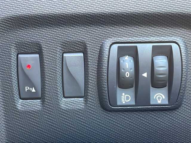 ルノー キャプチャー ルシヨン 徳島県 2014(平26)年 4.7万km 黒Ⅱ 社外メモリナビ/(BT/ワンセグTV/AM/FM/CD/DVD)/クルーズコントロール/バックカメラ/コーナーセンサー/ハロゲンヘッドライト/オートライト/ETC/ステアリングスイッチ/電動格納ミラー/純正17インチアルミホイール/純正フロアマット/プッシュスタート/～カラーコード～/2トーン/ノワールエトワールM: GNE/オランジュルシヨンM: ENZ