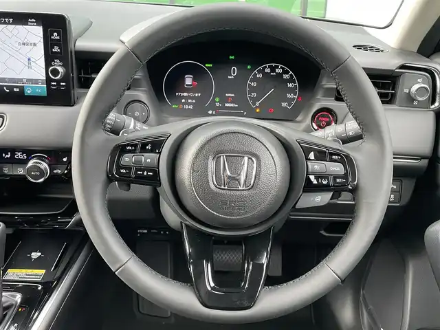 ホンダ ヴェゼル ハイブリッド e:HEV Z 香川県 2025(令7)年 0.1千km クリスタルブラックパール Honda SENSING/・衝突軽減ブレーキ/・誤発進抑制機能/・歩行者事故低減ステアリング/・路外逸脱抑制機能/・渋滞追従機能付きアダプティブクルーズコントロール/・車線維持支援システム /純正9インチナビ/(Bluetooth/FM/AM/Apple CarPlay/Android Auto/フルセグTV)/バックカメラ/ブラインドスポットモニター/ハンズフリー電動リアゲート/アダプティブドライビングビーム/LEDシーケンシャルターンシグナルランプ/前席シートヒーター/ビルトインETC2.0/純正18インチアルミホイール/コンビシート/パドルシフト/本革巻きステアリング/ステアリングリモコン/置くだけ充電/プッシュスタート/スマートキー/スペアキー