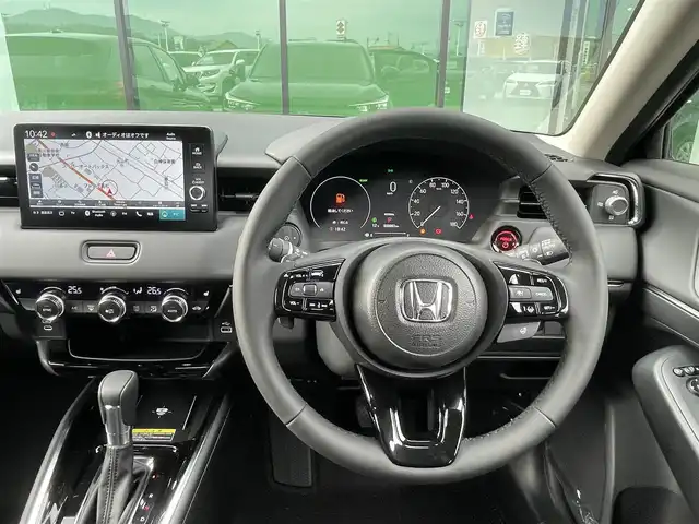 ホンダ ヴェゼル ハイブリッド e:HEV Z 香川県 2025(令7)年 0.1千km クリスタルブラックパール Honda SENSING/・衝突軽減ブレーキ/・誤発進抑制機能/・歩行者事故低減ステアリング/・路外逸脱抑制機能/・渋滞追従機能付きアダプティブクルーズコントロール/・車線維持支援システム /純正9インチナビ/(Bluetooth/FM/AM/Apple CarPlay/Android Auto/フルセグTV)/バックカメラ/ブラインドスポットモニター/ハンズフリー電動リアゲート/アダプティブドライビングビーム/LEDシーケンシャルターンシグナルランプ/前席シートヒーター/ビルトインETC2.0/純正18インチアルミホイール/コンビシート/パドルシフト/本革巻きステアリング/ステアリングリモコン/置くだけ充電/プッシュスタート/スマートキー/スペアキー