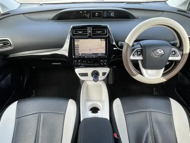 トヨタ プリウス A 岡山県 2016(平28)年 7万km ホワイトパールクリスタルシャイン 登録時走行距離：　70069km/禁煙車/サンルーフ/モデリスタエアロ/ヘッドアップディスプレイ/ALPINEナビ(型番:X9V)/　(CD/DVD/フルセグTV/Bluetooth)/バックカメラ/クルーズコントロール(追従走行あり)/衝突被害軽減システム/車線逸脱警報（レーンキープアシスト）/コーナーセンサー/革巻きステアリング/ステアリングスイッチ/Clazzioレザー調シートカバー/純正LEDヘッドライト/フォグライト/オートライト/プッシュスタート/スマートキー/アイドリングストップ/社外アルミホイール 15インチ/ドアバイザー/ウインカーミラー/電動格納ミラー/オートリトラミラー/純正フロアマット/横滑防止装置/盗難防止装置