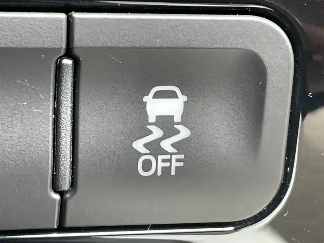 トヨタ プリウス A 岡山県 2016(平28)年 7万km ホワイトパールクリスタルシャイン 登録時走行距離：　70069km/禁煙車/サンルーフ/モデリスタエアロ/ヘッドアップディスプレイ/ALPINEナビ(型番:X9V)/　(CD/DVD/フルセグTV/Bluetooth)/バックカメラ/クルーズコントロール(追従走行あり)/衝突被害軽減システム/車線逸脱警報（レーンキープアシスト）/コーナーセンサー/革巻きステアリング/ステアリングスイッチ/Clazzioレザー調シートカバー/純正LEDヘッドライト/フォグライト/オートライト/プッシュスタート/スマートキー/アイドリングストップ/社外アルミホイール 15インチ/ドアバイザー/ウインカーミラー/電動格納ミラー/オートリトラミラー/純正フロアマット/横滑防止装置/盗難防止装置