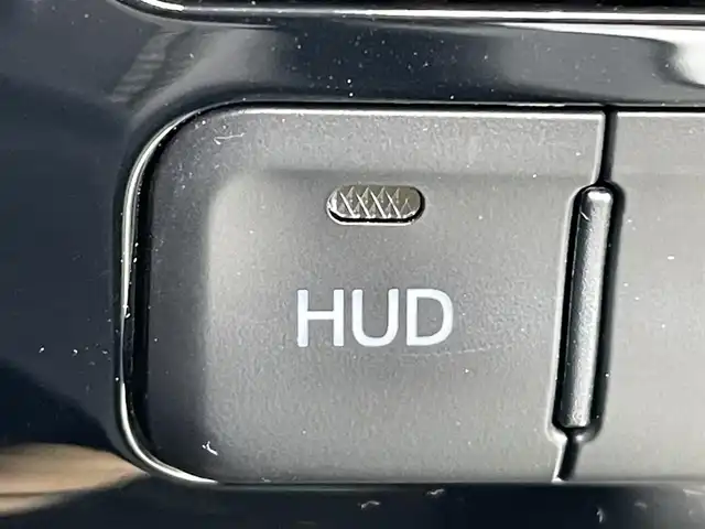 トヨタ プリウス A 岡山県 2016(平28)年 7万km ホワイトパールクリスタルシャイン 登録時走行距離：　70069km/禁煙車/サンルーフ/モデリスタエアロ/ヘッドアップディスプレイ/ALPINEナビ(型番:X9V)/　(CD/DVD/フルセグTV/Bluetooth)/バックカメラ/クルーズコントロール(追従走行あり)/衝突被害軽減システム/車線逸脱警報（レーンキープアシスト）/コーナーセンサー/革巻きステアリング/ステアリングスイッチ/Clazzioレザー調シートカバー/純正LEDヘッドライト/フォグライト/オートライト/プッシュスタート/スマートキー/アイドリングストップ/社外アルミホイール 15インチ/ドアバイザー/ウインカーミラー/電動格納ミラー/オートリトラミラー/純正フロアマット/横滑防止装置/盗難防止装置