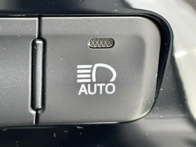 トヨタ プリウス A 岡山県 2016(平28)年 7万km ホワイトパールクリスタルシャイン 登録時走行距離：　70069km/禁煙車/サンルーフ/モデリスタエアロ/ヘッドアップディスプレイ/ALPINEナビ(型番:X9V)/　(CD/DVD/フルセグTV/Bluetooth)/バックカメラ/クルーズコントロール(追従走行あり)/衝突被害軽減システム/車線逸脱警報（レーンキープアシスト）/コーナーセンサー/革巻きステアリング/ステアリングスイッチ/Clazzioレザー調シートカバー/純正LEDヘッドライト/フォグライト/オートライト/プッシュスタート/スマートキー/アイドリングストップ/社外アルミホイール 15インチ/ドアバイザー/ウインカーミラー/電動格納ミラー/オートリトラミラー/純正フロアマット/横滑防止装置/盗難防止装置