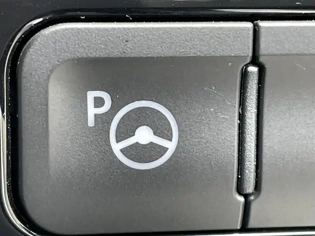 トヨタ プリウス A 岡山県 2016(平28)年 7万km ホワイトパールクリスタルシャイン 登録時走行距離：　70069km/禁煙車/サンルーフ/モデリスタエアロ/ヘッドアップディスプレイ/ALPINEナビ(型番:X9V)/　(CD/DVD/フルセグTV/Bluetooth)/バックカメラ/クルーズコントロール(追従走行あり)/衝突被害軽減システム/車線逸脱警報（レーンキープアシスト）/コーナーセンサー/革巻きステアリング/ステアリングスイッチ/Clazzioレザー調シートカバー/純正LEDヘッドライト/フォグライト/オートライト/プッシュスタート/スマートキー/アイドリングストップ/社外アルミホイール 15インチ/ドアバイザー/ウインカーミラー/電動格納ミラー/オートリトラミラー/純正フロアマット/横滑防止装置/盗難防止装置