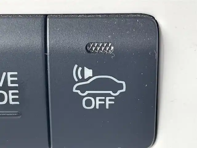 トヨタ プリウス A 岡山県 2016(平28)年 7万km ホワイトパールクリスタルシャイン 登録時走行距離：　70069km/禁煙車/サンルーフ/モデリスタエアロ/ヘッドアップディスプレイ/ALPINEナビ(型番:X9V)/　(CD/DVD/フルセグTV/Bluetooth)/バックカメラ/クルーズコントロール(追従走行あり)/衝突被害軽減システム/車線逸脱警報（レーンキープアシスト）/コーナーセンサー/革巻きステアリング/ステアリングスイッチ/Clazzioレザー調シートカバー/純正LEDヘッドライト/フォグライト/オートライト/プッシュスタート/スマートキー/アイドリングストップ/社外アルミホイール 15インチ/ドアバイザー/ウインカーミラー/電動格納ミラー/オートリトラミラー/純正フロアマット/横滑防止装置/盗難防止装置