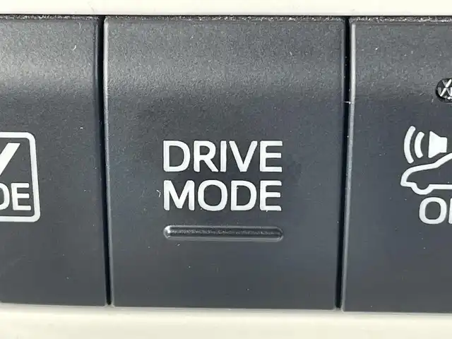 トヨタ プリウス A 岡山県 2016(平28)年 7万km ホワイトパールクリスタルシャイン 登録時走行距離：　70069km/禁煙車/サンルーフ/モデリスタエアロ/ヘッドアップディスプレイ/ALPINEナビ(型番:X9V)/　(CD/DVD/フルセグTV/Bluetooth)/バックカメラ/クルーズコントロール(追従走行あり)/衝突被害軽減システム/車線逸脱警報（レーンキープアシスト）/コーナーセンサー/革巻きステアリング/ステアリングスイッチ/Clazzioレザー調シートカバー/純正LEDヘッドライト/フォグライト/オートライト/プッシュスタート/スマートキー/アイドリングストップ/社外アルミホイール 15インチ/ドアバイザー/ウインカーミラー/電動格納ミラー/オートリトラミラー/純正フロアマット/横滑防止装置/盗難防止装置