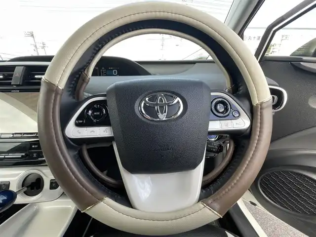 トヨタ プリウス A 岡山県 2016(平28)年 7万km ホワイトパールクリスタルシャイン 登録時走行距離：　70069km/禁煙車/サンルーフ/モデリスタエアロ/ヘッドアップディスプレイ/ALPINEナビ(型番:X9V)/　(CD/DVD/フルセグTV/Bluetooth)/バックカメラ/クルーズコントロール(追従走行あり)/衝突被害軽減システム/車線逸脱警報（レーンキープアシスト）/コーナーセンサー/革巻きステアリング/ステアリングスイッチ/Clazzioレザー調シートカバー/純正LEDヘッドライト/フォグライト/オートライト/プッシュスタート/スマートキー/アイドリングストップ/社外アルミホイール 15インチ/ドアバイザー/ウインカーミラー/電動格納ミラー/オートリトラミラー/純正フロアマット/横滑防止装置/盗難防止装置