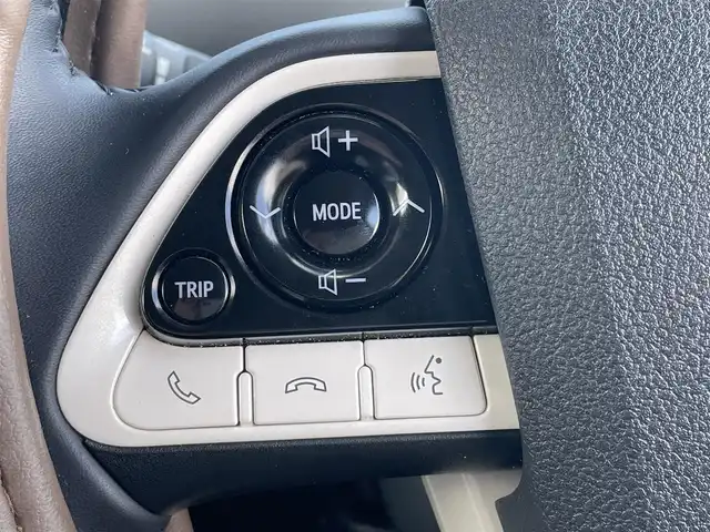 トヨタ プリウス A 岡山県 2016(平28)年 7万km ホワイトパールクリスタルシャイン 登録時走行距離：　70069km/禁煙車/サンルーフ/モデリスタエアロ/ヘッドアップディスプレイ/ALPINEナビ(型番:X9V)/　(CD/DVD/フルセグTV/Bluetooth)/バックカメラ/クルーズコントロール(追従走行あり)/衝突被害軽減システム/車線逸脱警報（レーンキープアシスト）/コーナーセンサー/革巻きステアリング/ステアリングスイッチ/Clazzioレザー調シートカバー/純正LEDヘッドライト/フォグライト/オートライト/プッシュスタート/スマートキー/アイドリングストップ/社外アルミホイール 15インチ/ドアバイザー/ウインカーミラー/電動格納ミラー/オートリトラミラー/純正フロアマット/横滑防止装置/盗難防止装置