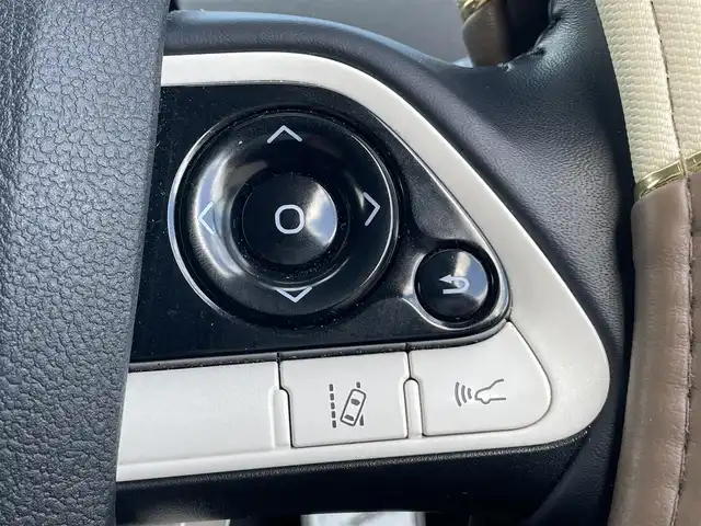 トヨタ プリウス A 岡山県 2016(平28)年 7万km ホワイトパールクリスタルシャイン 登録時走行距離：　70069km/禁煙車/サンルーフ/モデリスタエアロ/ヘッドアップディスプレイ/ALPINEナビ(型番:X9V)/　(CD/DVD/フルセグTV/Bluetooth)/バックカメラ/クルーズコントロール(追従走行あり)/衝突被害軽減システム/車線逸脱警報（レーンキープアシスト）/コーナーセンサー/革巻きステアリング/ステアリングスイッチ/Clazzioレザー調シートカバー/純正LEDヘッドライト/フォグライト/オートライト/プッシュスタート/スマートキー/アイドリングストップ/社外アルミホイール 15インチ/ドアバイザー/ウインカーミラー/電動格納ミラー/オートリトラミラー/純正フロアマット/横滑防止装置/盗難防止装置