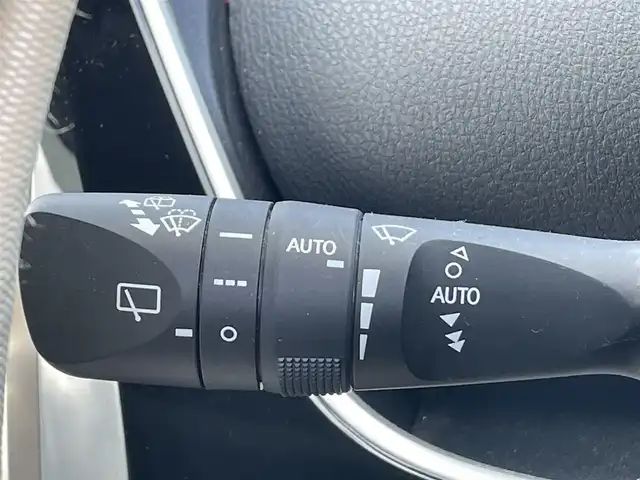 トヨタ プリウス A 岡山県 2016(平28)年 7万km ホワイトパールクリスタルシャイン 登録時走行距離：　70069km/禁煙車/サンルーフ/モデリスタエアロ/ヘッドアップディスプレイ/ALPINEナビ(型番:X9V)/　(CD/DVD/フルセグTV/Bluetooth)/バックカメラ/クルーズコントロール(追従走行あり)/衝突被害軽減システム/車線逸脱警報（レーンキープアシスト）/コーナーセンサー/革巻きステアリング/ステアリングスイッチ/Clazzioレザー調シートカバー/純正LEDヘッドライト/フォグライト/オートライト/プッシュスタート/スマートキー/アイドリングストップ/社外アルミホイール 15インチ/ドアバイザー/ウインカーミラー/電動格納ミラー/オートリトラミラー/純正フロアマット/横滑防止装置/盗難防止装置