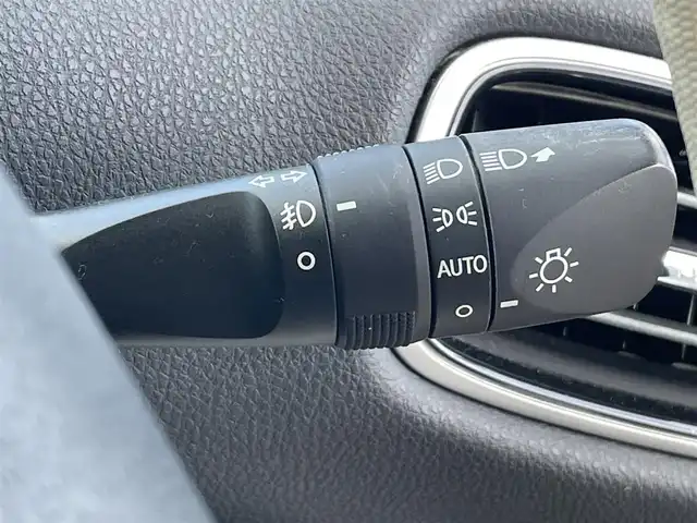 トヨタ プリウス A 岡山県 2016(平28)年 7万km ホワイトパールクリスタルシャイン 登録時走行距離：　70069km/禁煙車/サンルーフ/モデリスタエアロ/ヘッドアップディスプレイ/ALPINEナビ(型番:X9V)/　(CD/DVD/フルセグTV/Bluetooth)/バックカメラ/クルーズコントロール(追従走行あり)/衝突被害軽減システム/車線逸脱警報（レーンキープアシスト）/コーナーセンサー/革巻きステアリング/ステアリングスイッチ/Clazzioレザー調シートカバー/純正LEDヘッドライト/フォグライト/オートライト/プッシュスタート/スマートキー/アイドリングストップ/社外アルミホイール 15インチ/ドアバイザー/ウインカーミラー/電動格納ミラー/オートリトラミラー/純正フロアマット/横滑防止装置/盗難防止装置